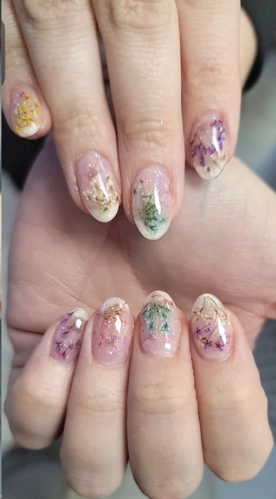 Pressed-flower gel nails